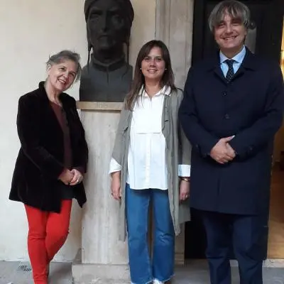 Al cento, prof.ssa Nina Jandroković con due studenti.